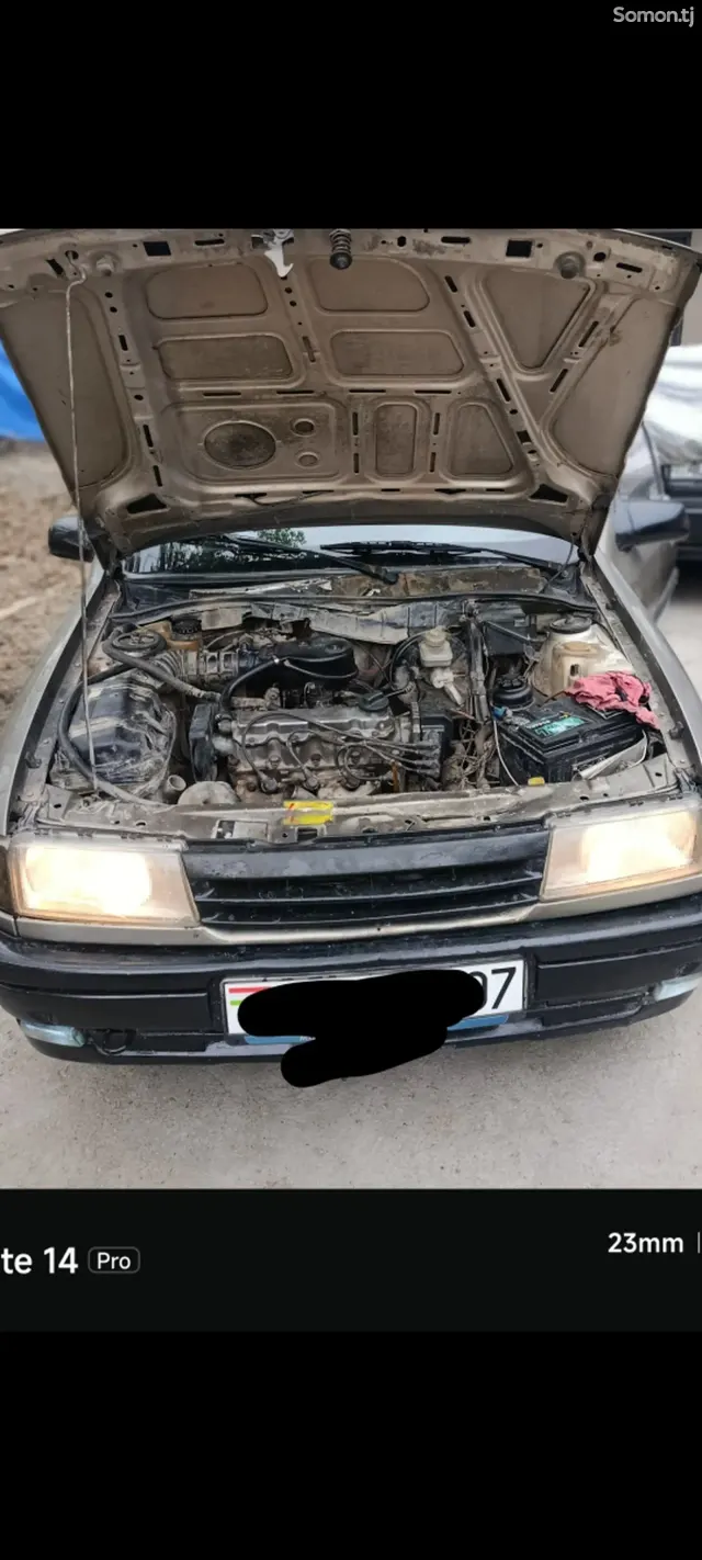 Opel Vectra A 1990 · 1.6 MT
