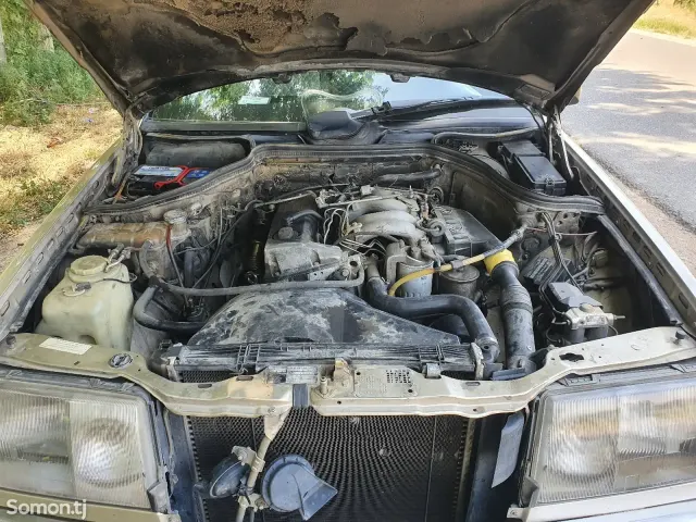Mercedes-Benz W124 1993 · 2.0 AT