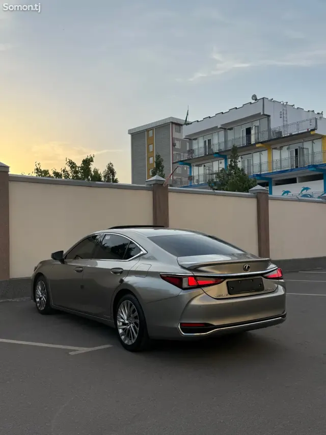 Lexus ES series 2021 · 2.5 AT