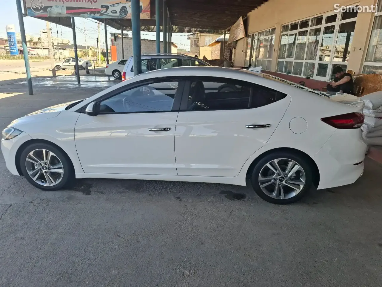 Hyundai Avante 2015 · 1.6 AT