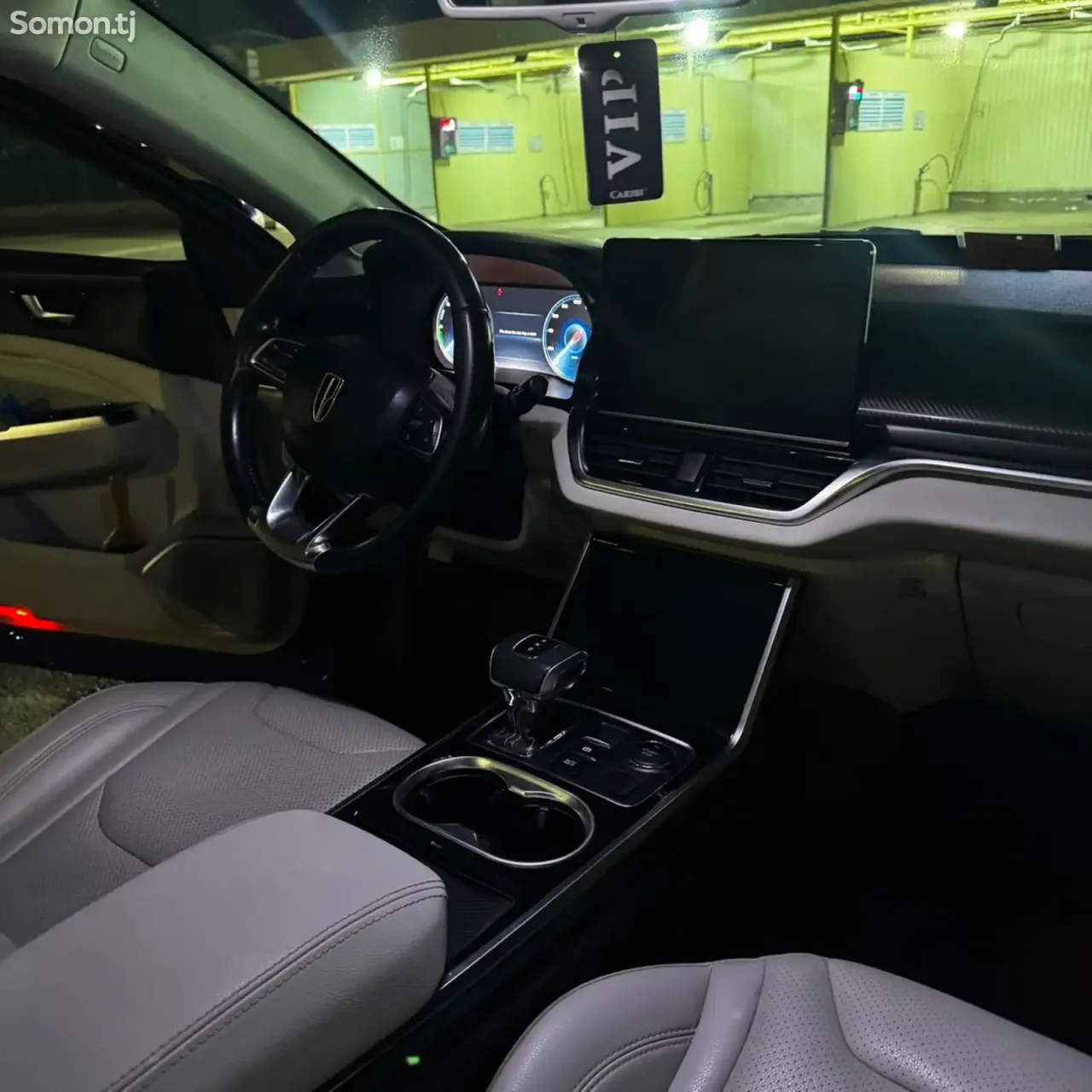 Hongqi E-HS3 2019 · AT