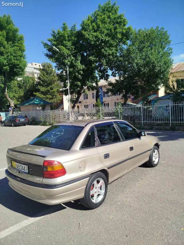 Opel Astra F 1995 · 1.6 MT