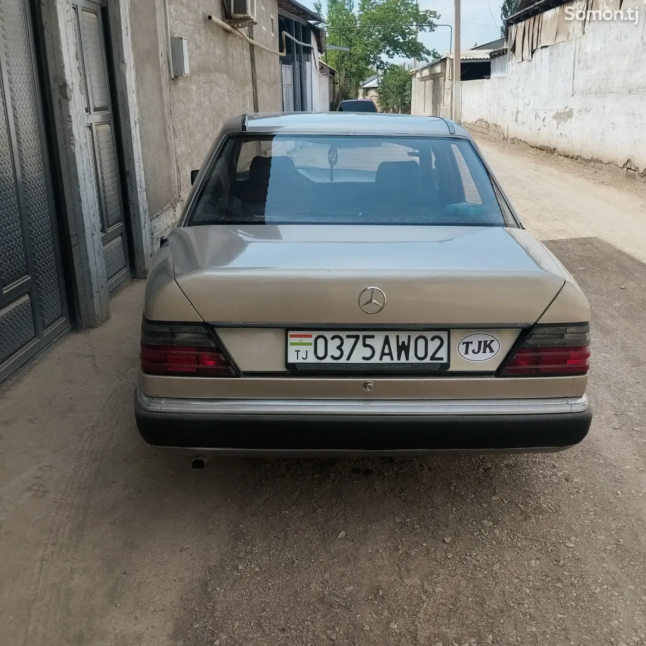 Mercedes-Benz E class 1989 · 2.4 MT