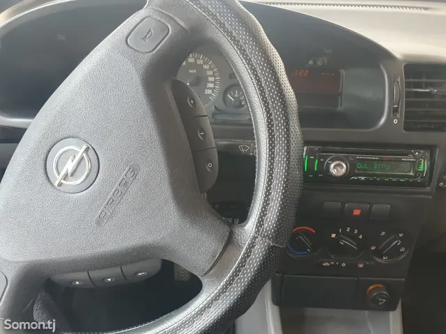 Opel Zafira 2004 · 1.6 MT