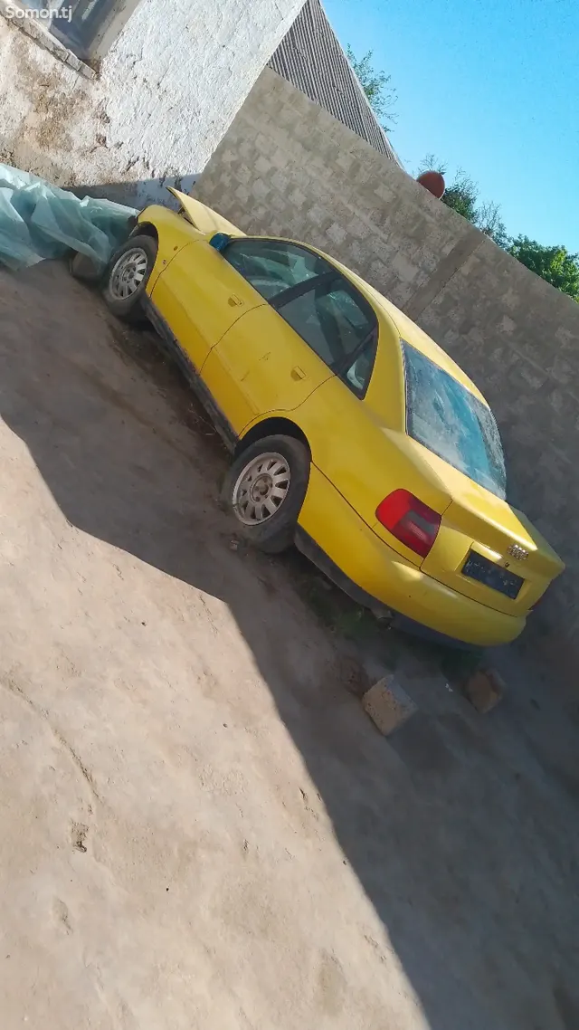 Audi A4 1999 · 1.6 MT