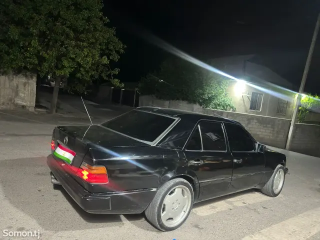Mercedes-Benz W124 1994 · 3.2 AT