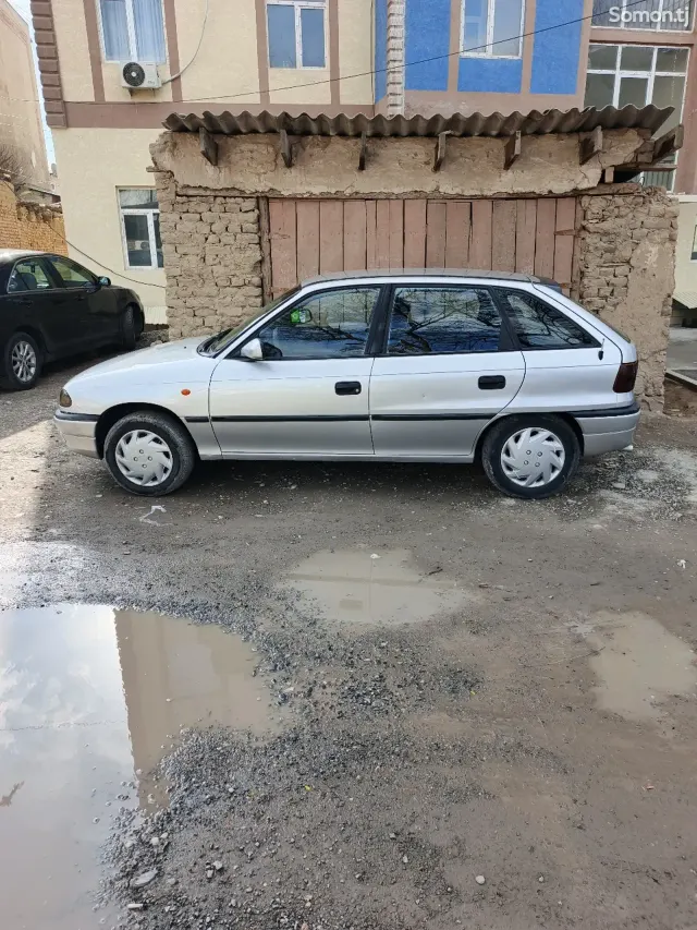 Opel Astra F 1998 · 1.6 MT