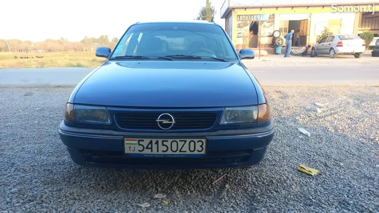 Opel Astra F 1992 · 1.6 MT