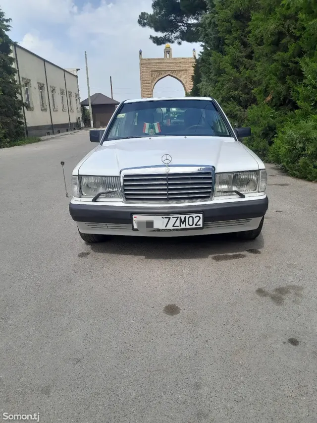 Mercedes-Benz W201 1990 · 1.8 MT
