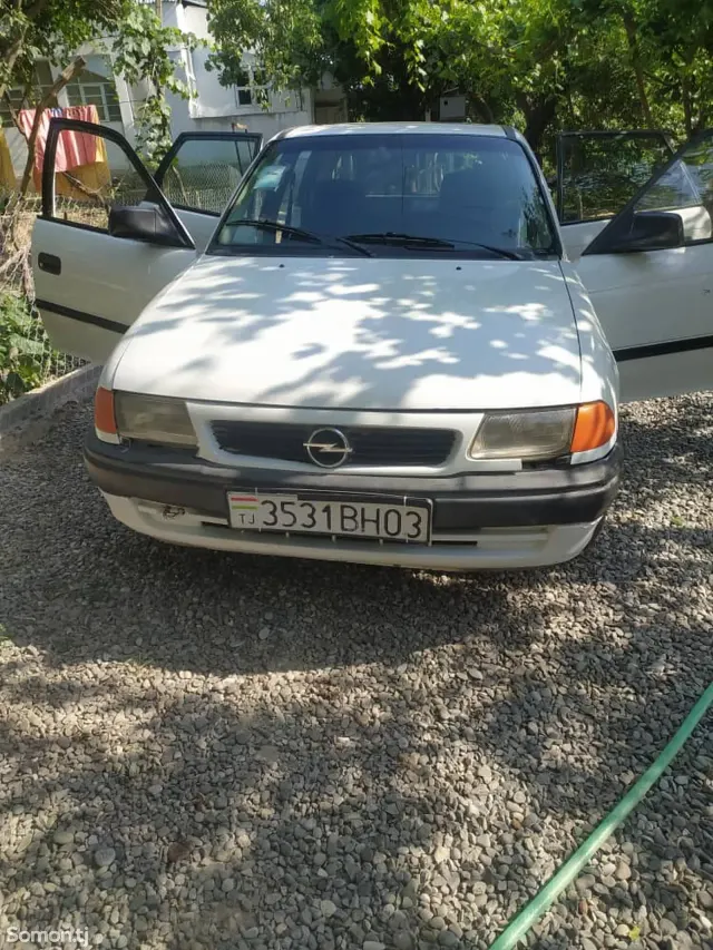 Opel Astra F 1992 · 1.6 MT