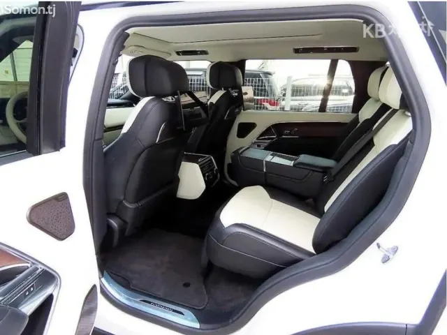 Land Rover Range Rover 2023 · 4.4 AT