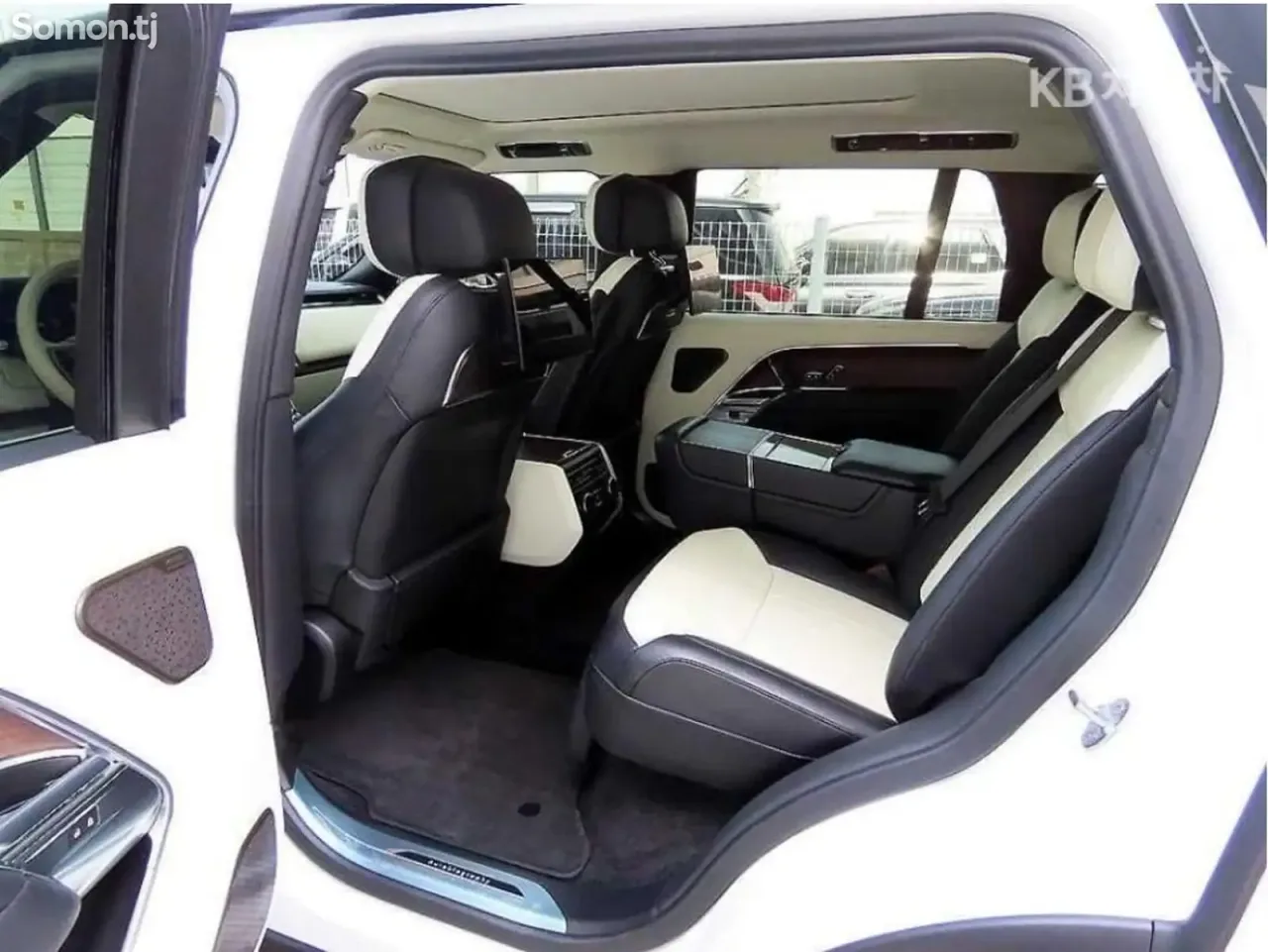 Land Rover Range Rover 2023 · 4.4 AT