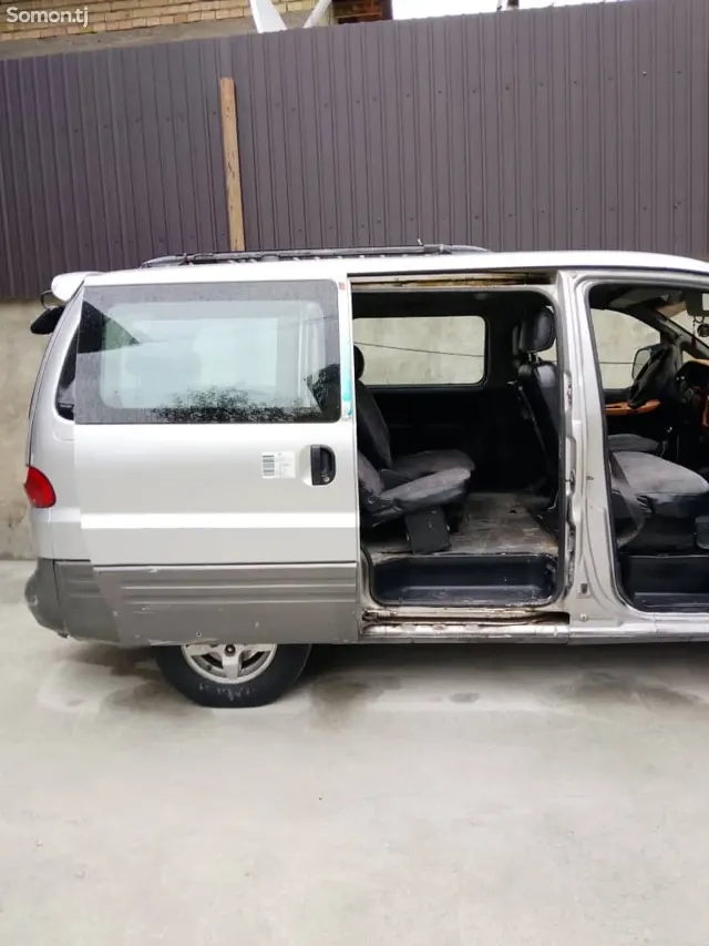 Hyundai Staria 2000 · 2.0 MT