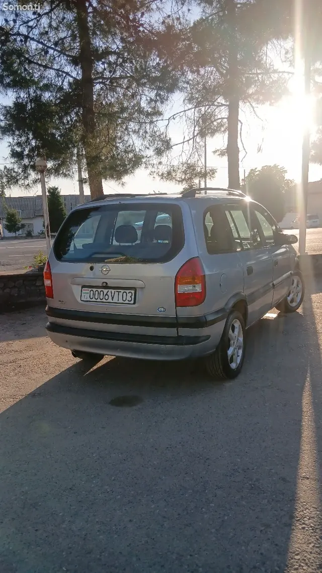 Opel Zafira 2002 · 2.2 MT