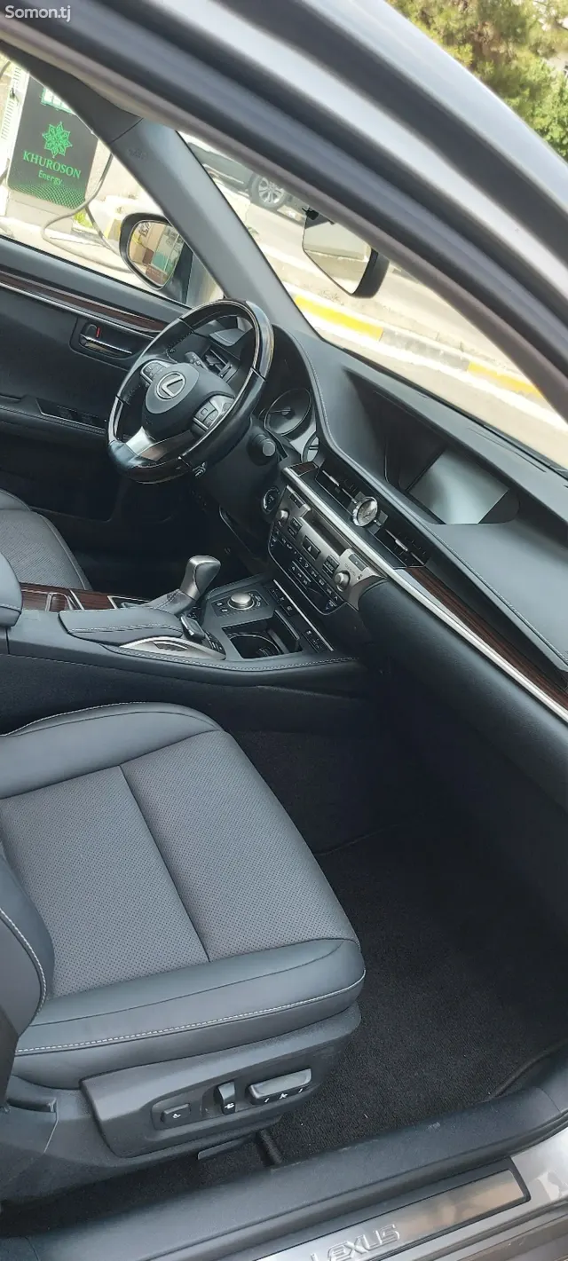 Lexus ES series 2016 · 2.5 AT