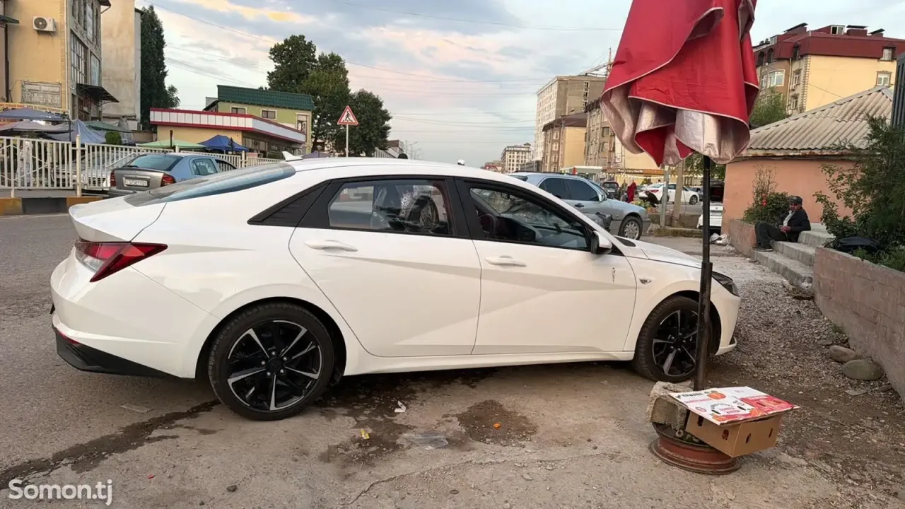 Hyundai Elantra 2022 · 1.6 AT