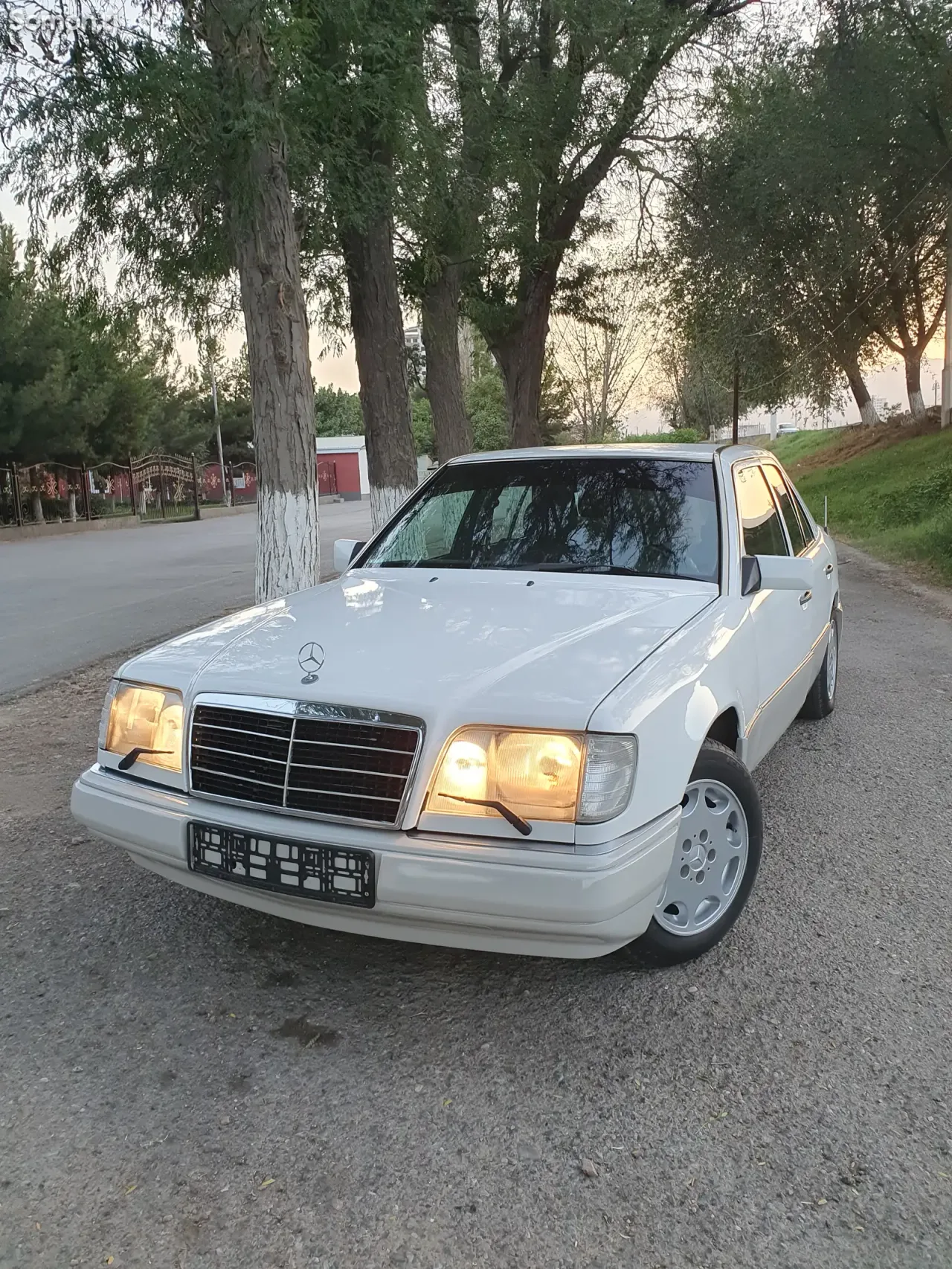 Mercedes-Benz W124 1993 · 2.5 AT