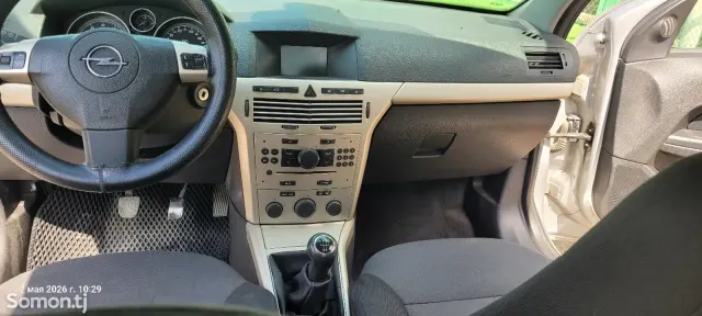 Opel Astra H 2008 · 1.6 MT