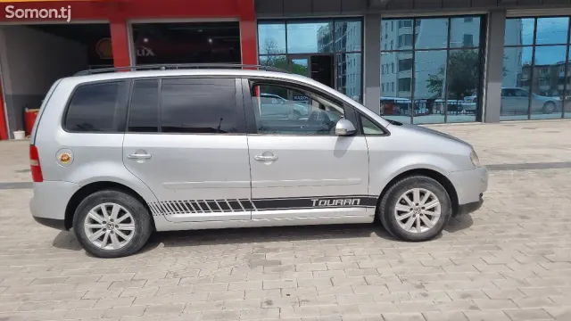 Volkswagen Touran 2006 · 1.6 AT