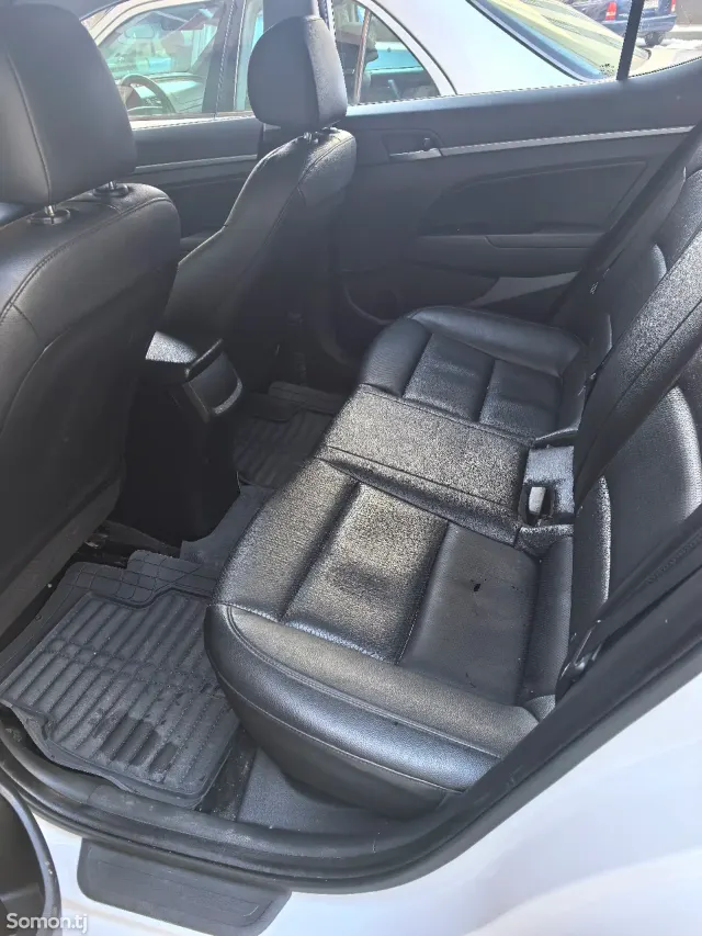 Hyundai Avante 2017 · 1.6 AT