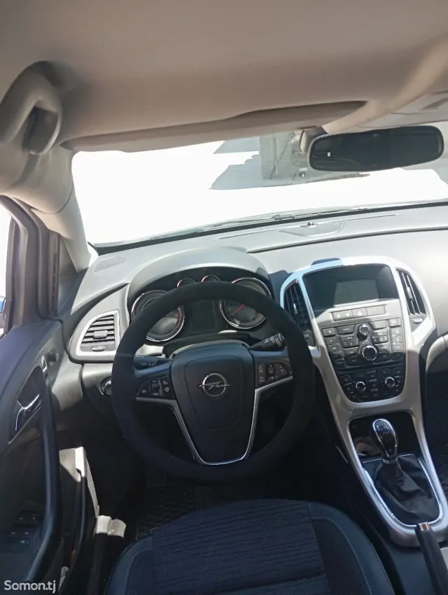 Opel Astra J 2015 · 1.4 MT