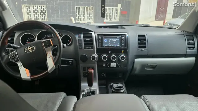 Toyota Sequoia 2018 · 5.7 AT