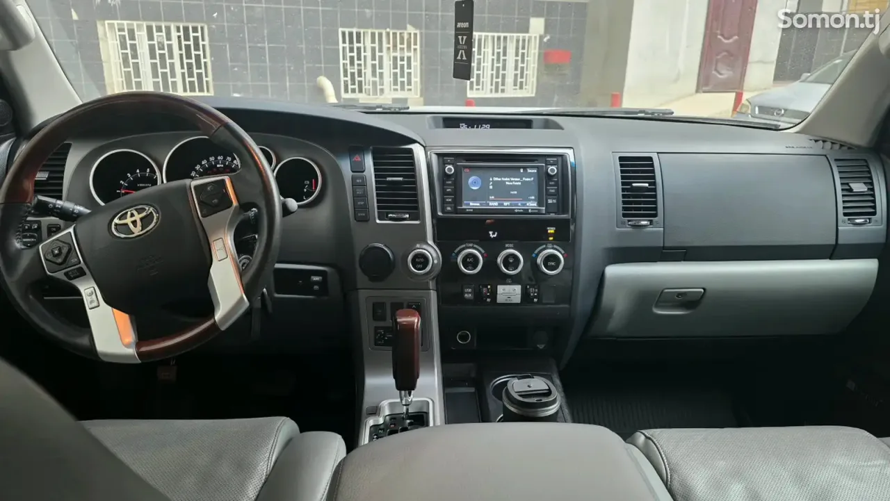 Toyota Sequoia 2018 · 5.7 AT