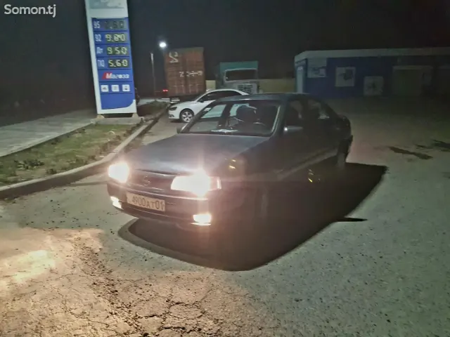 Opel Vectra A 1995 · 1.6 MT