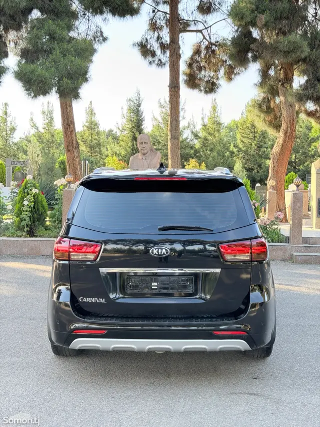 Kia Carnival 2015 · 2.2 AT