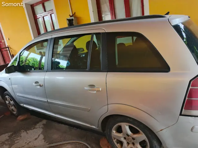 Opel Zafira 2007 · 1.7 MT