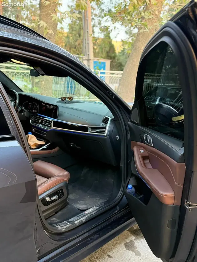 BMW X7 2021 · 4.4 AT