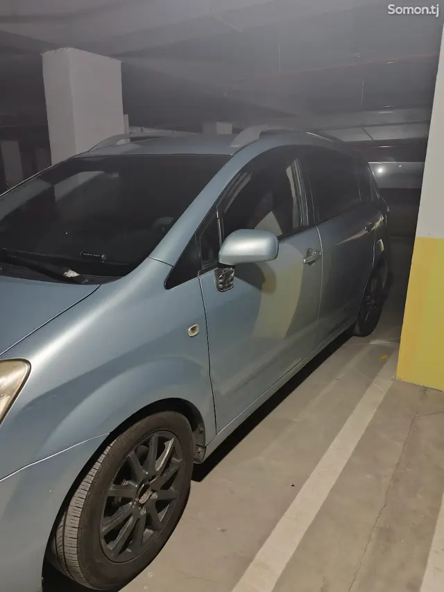 Toyota Corolla Verso 2006 · 2.2 MT
