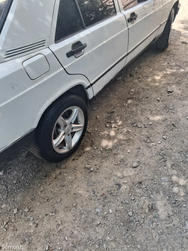 Mercedes-Benz W201 1988 · 2.2 MT
