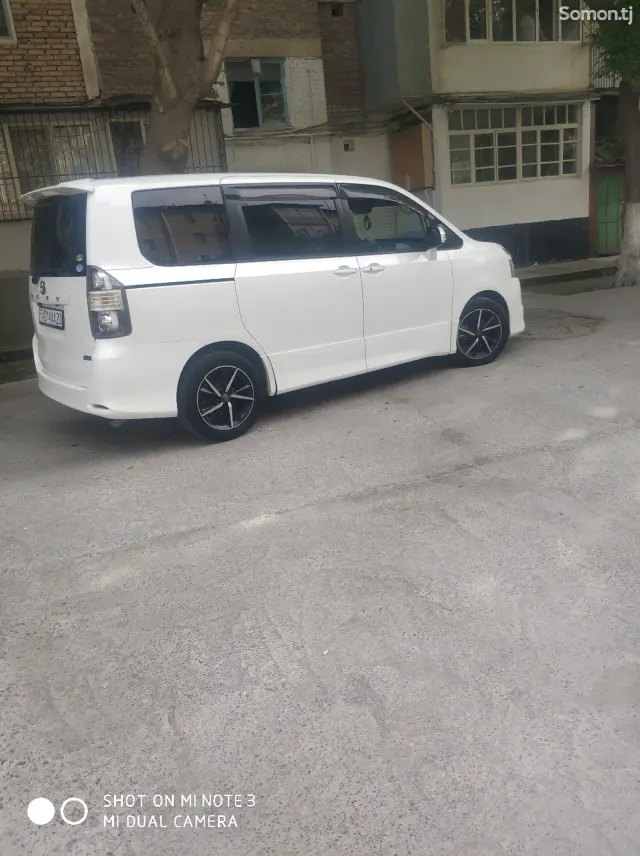 Toyota Voxy 2009 · 2.0 AT