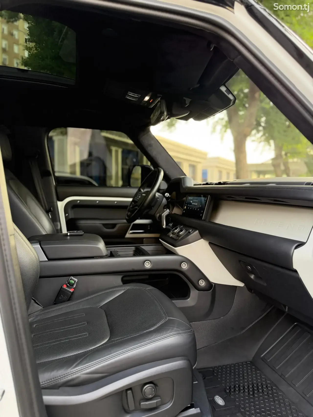 Land Rover Defender 2021 · 3.0 AT