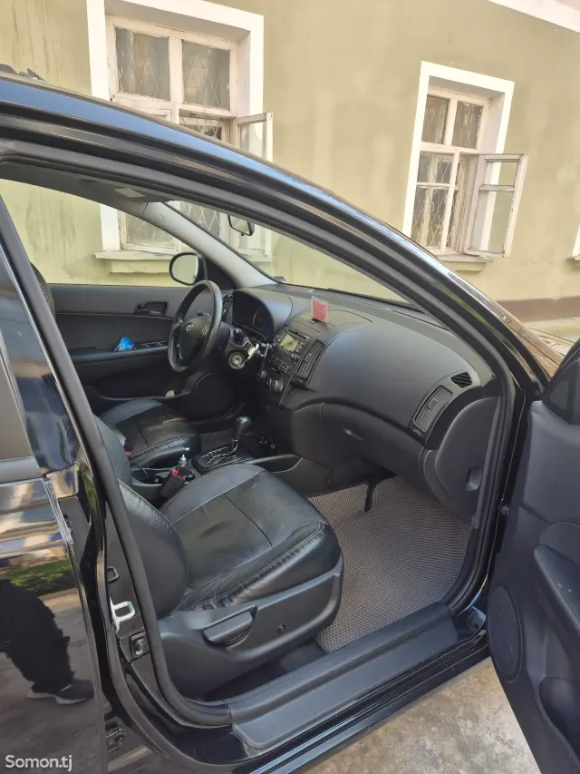 Hyundai Elantra 2011 · 2.0 AT