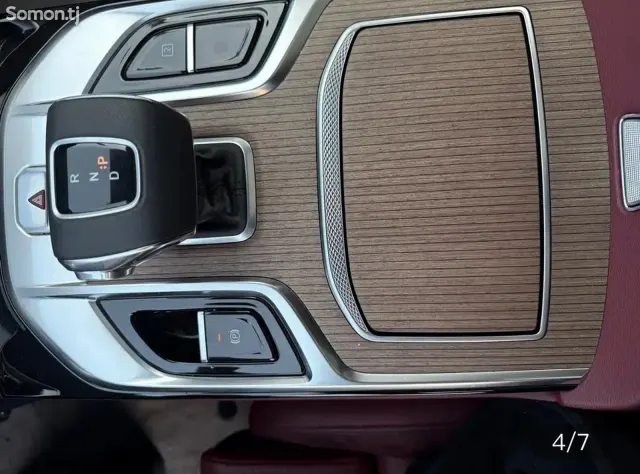 Hongqi E-HS9 2025 · AT