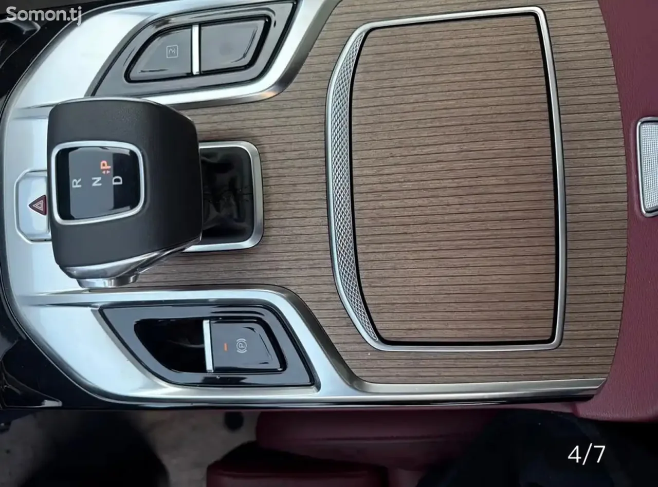 Hongqi E-HS9 2025 · AT
