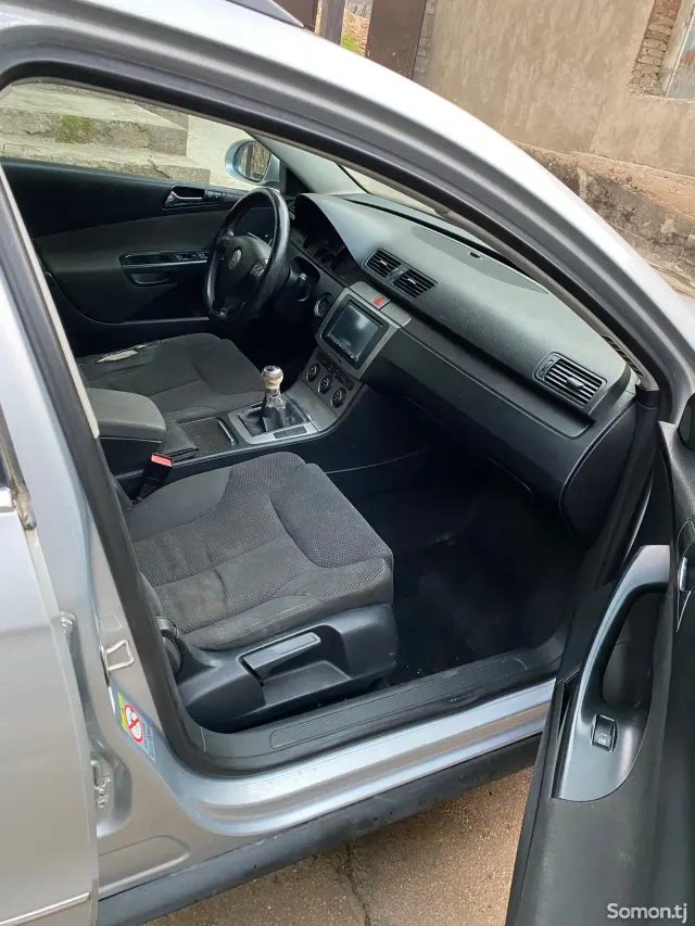 Volkswagen Passat 2006 · 2.0 MT