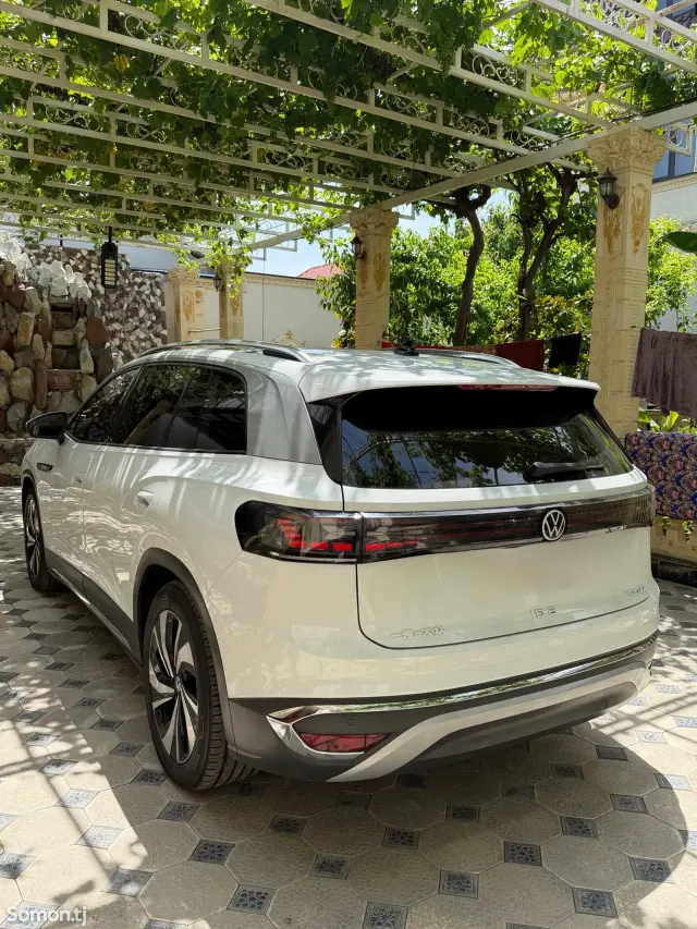 Volkswagen ID.6 2022 · AT