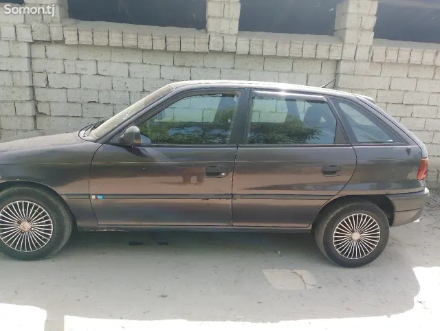 Opel Astra F 1996 · 1.6 MT