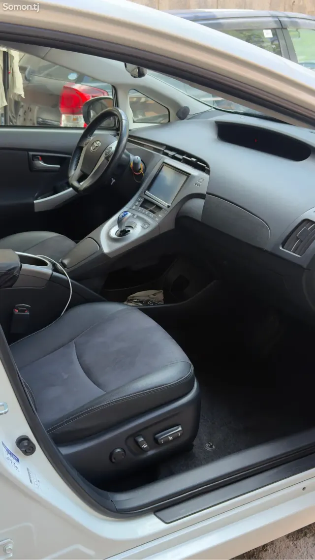 Toyota Prius 2014 · 1.8 AT