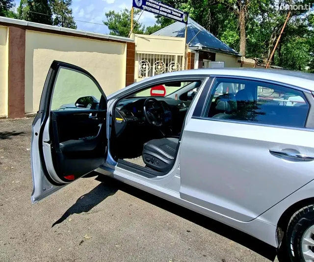 Hyundai Sonata 2015 · 2.0 AT