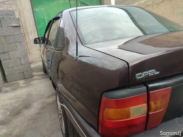 Opel Vectra A 1992 · 1.6 MT