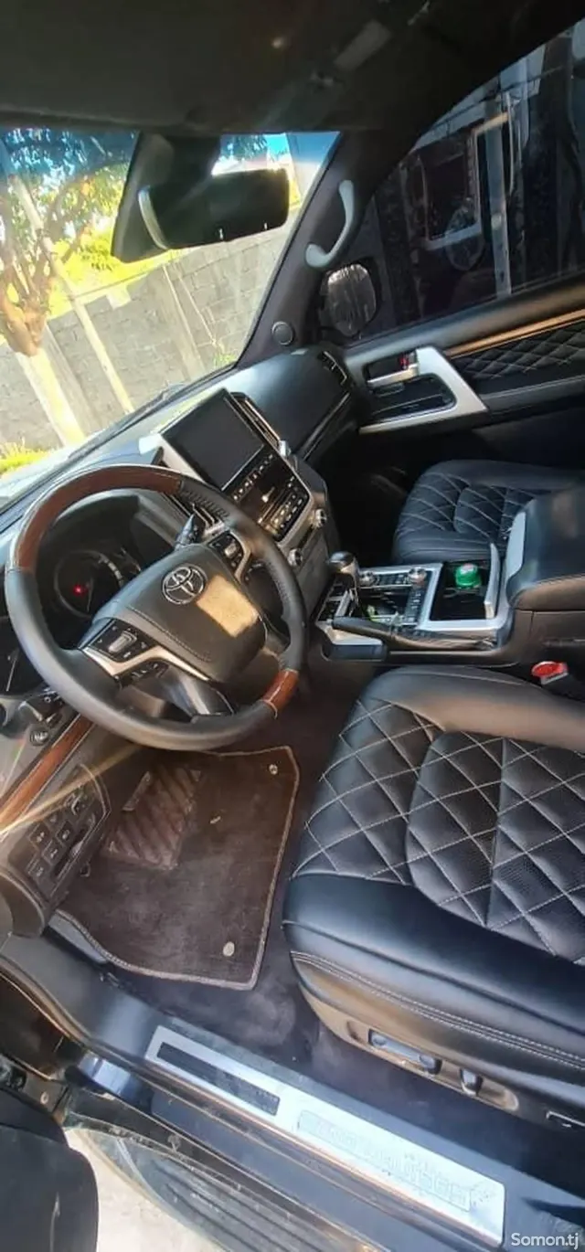 Toyota Land Cruiser 2017 · 4.4 AT