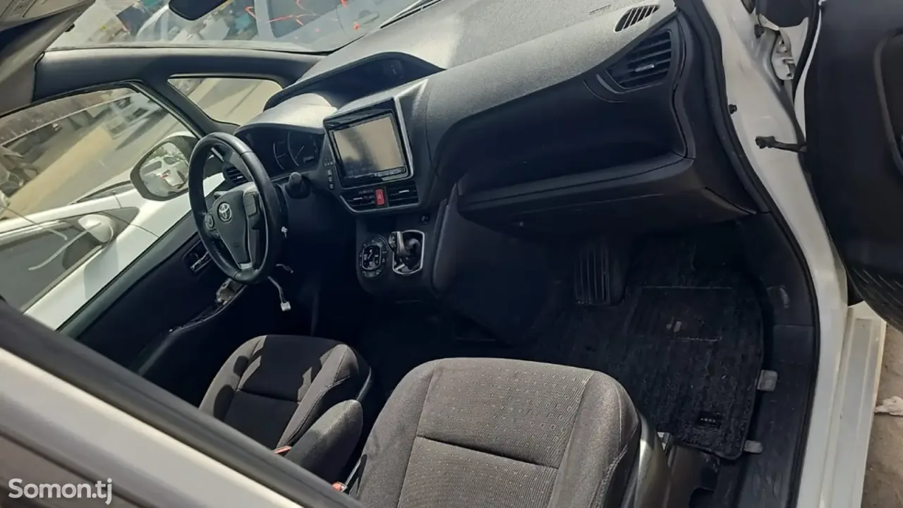 Toyota Voxy 2014 · AT