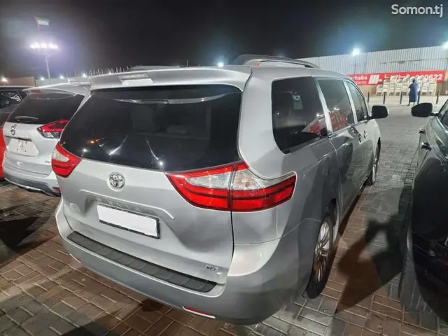 Toyota Sienna 2015 · 3.5 AT