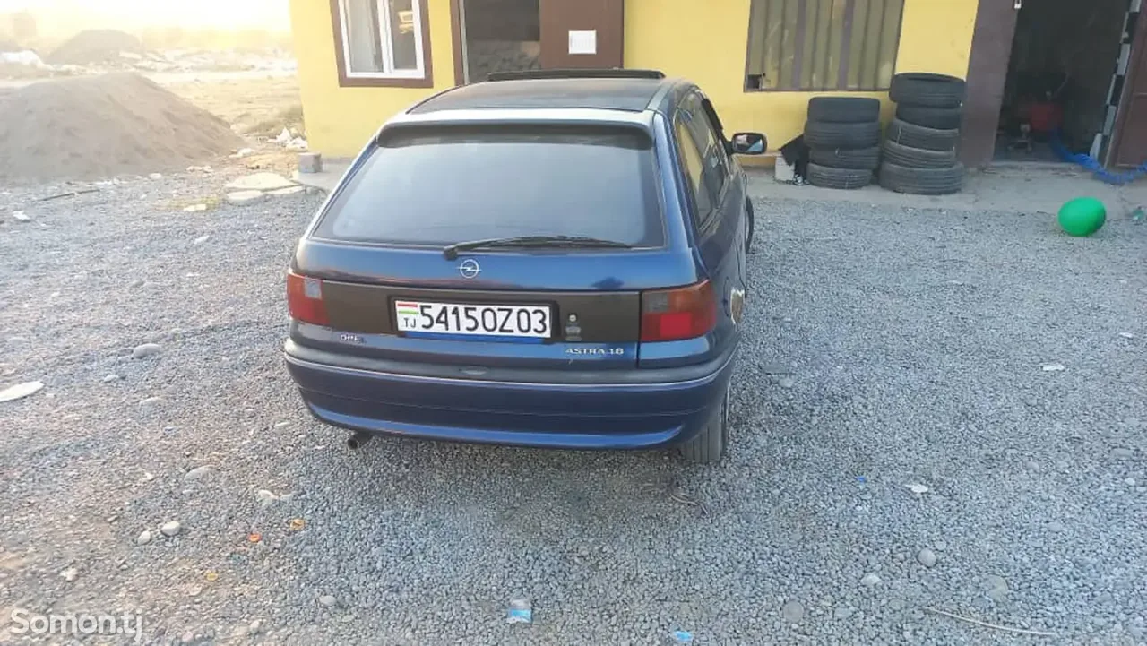Opel Astra F 1992 · 1.6 MT