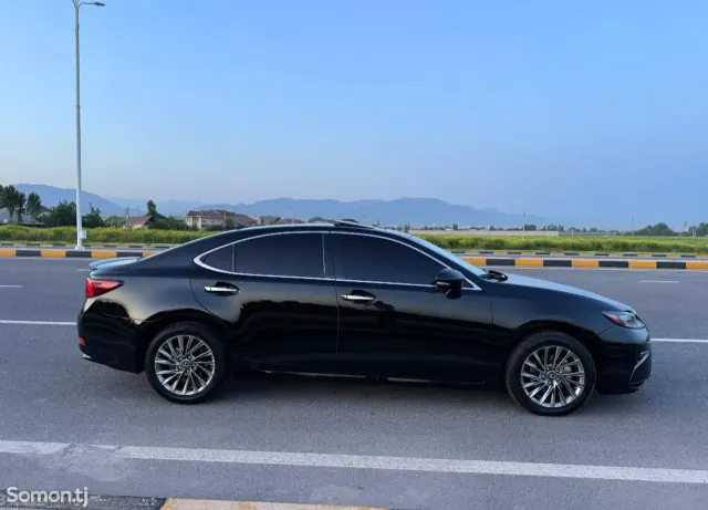 Lexus ES series 2016 · 2.5 AT