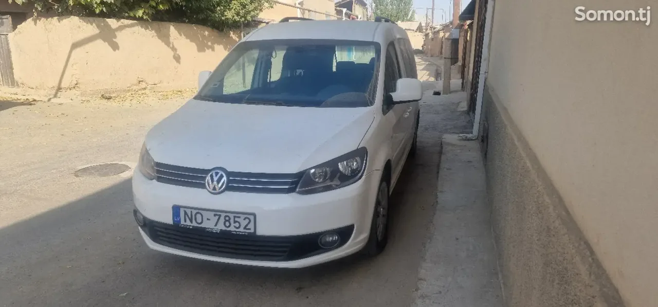 Volkswagen Touran 2015 · 2.0 MT